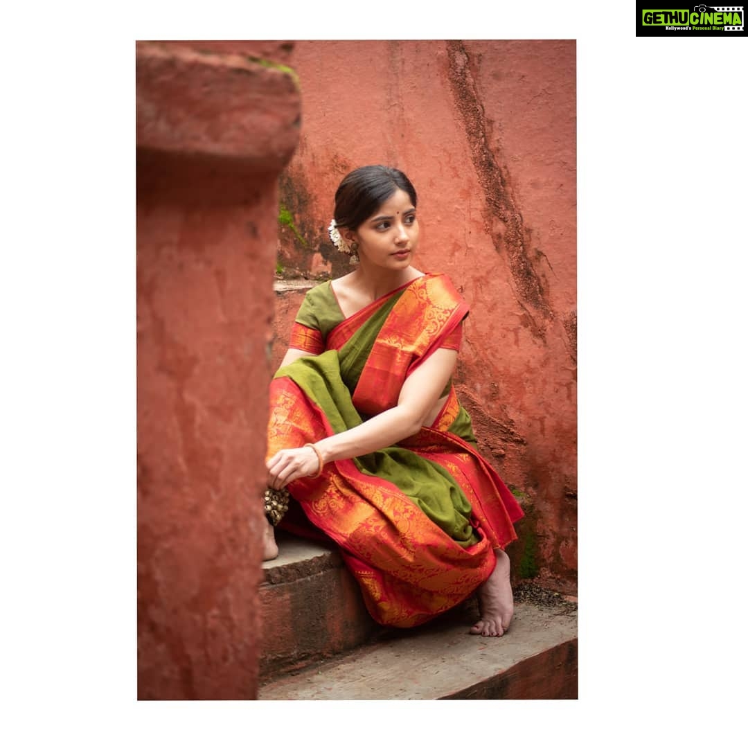 Kashmira Pardesi Instagram - These are the pictures of a Thumri with 'Ched Chad Bhav' or Playfulness to it that I attempted with the help of @ruchadance and suggested by @devika.panse ( For some Breathtaking performances tab on their work ) PC : @kalyaam_ and @ashwin_harke #indianclassical #kathakdance #kathak #loveforclassicaldance #indian #expression #eleganceisanattitude #elegance #saree #flowers #saturday #saturdayvibes #keepgoing #morelife