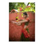 Kashmira Pardesi Instagram - Few days back I decided to take up Kathak again. I've always loved the dance form as I had started to train for it since the Age of 6. And I hope, soon I'm good enough to show it to you guys! Meanwhile, These are the pictures of a Thumri with 'Ched Chad Bhav' or Playfulness to it that I attempted with the help of @ruchadance and suggested by @devika.panse ( For some Breathtaking performances tab on their work. If their performances are happening anytime soon, you shouldn't miss it ) PC : @kalyaam_ and @ashwin_harke #indianclassical #kathakdance #kathak #loveforclassicaldance #indian #expression #eleganceisanattitude #elegance #saree #flowers #saturday #saturdayvibes #keepgoing #morelife