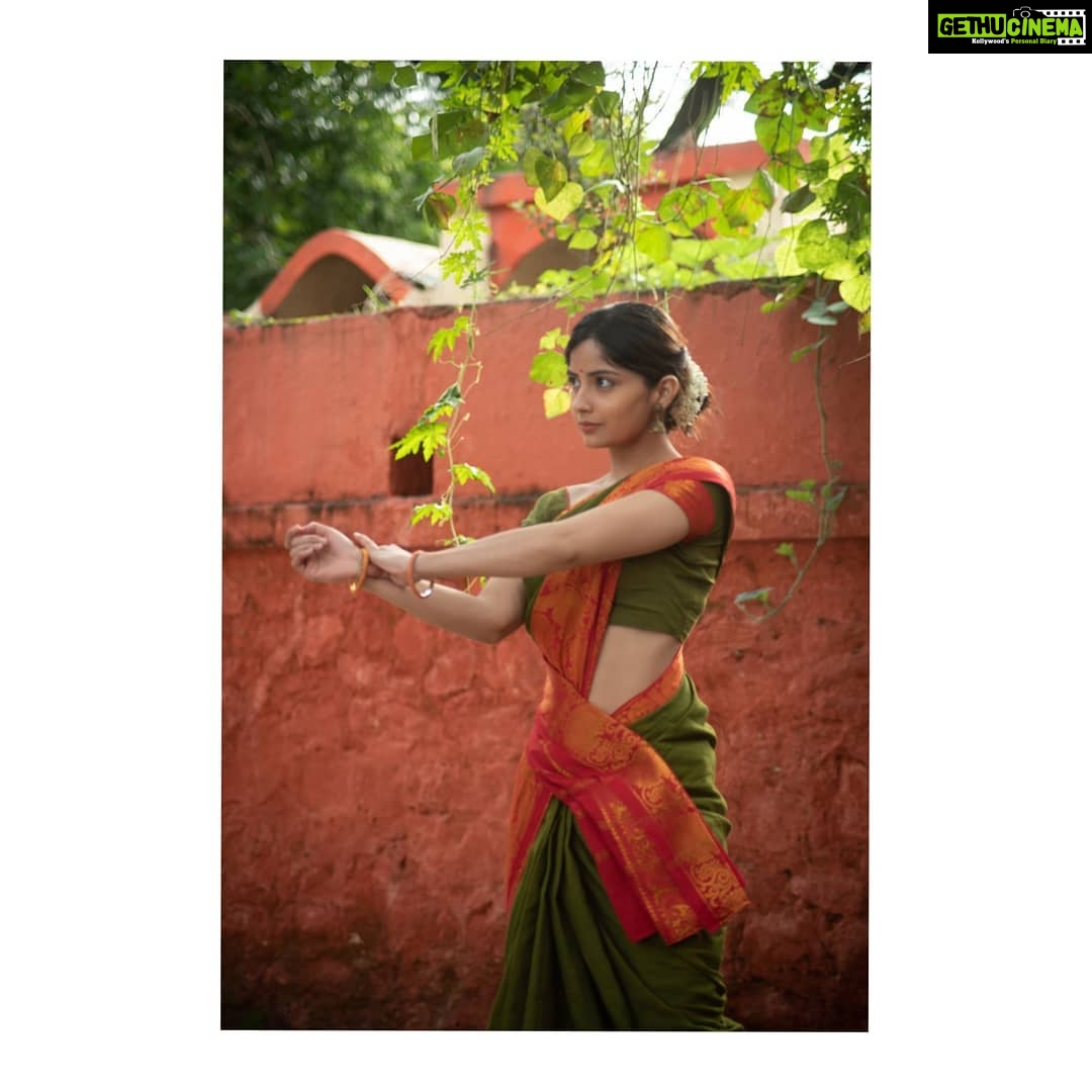 Kashmira Pardesi Instagram - Few days back I decided to take up Kathak again. I've always loved the dance form as I had started to train for it since the Age of 6. And I hope, soon I'm good enough to show it to you guys! Meanwhile, These are the pictures of a Thumri with 'Ched Chad Bhav' or Playfulness to it that I attempted with the help of @ruchadance and suggested by @devika.panse ( For some Breathtaking performances tab on their work. If their performances are happening anytime soon, you shouldn't miss it ) PC : @kalyaam_ and @ashwin_harke #indianclassical #kathakdance #kathak #loveforclassicaldance #indian #expression #eleganceisanattitude #elegance #saree #flowers #saturday #saturdayvibes #keepgoing #morelife