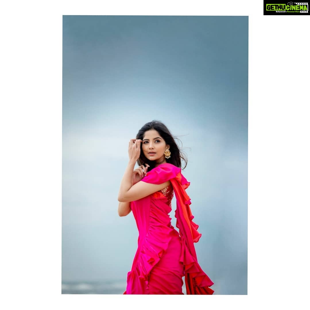 Kashmira Pardesi Instagram - Nobody can be you and that's your power ✨ PC @kiransaphotography HMU @makeupbywanshazia OUTFIT @anjushankarofficial JEWELRY @pradejewels #indianlook #indian #simpleisbest #simplethings #smile #indian #eyes #indianlook #traditional #kashmiraofficial #mondaymotivation #wednesday #wednesdaywisdom #chennai #indiancinema #cinema #friday #fridayvibes #kollywood #tamil #movie #smile