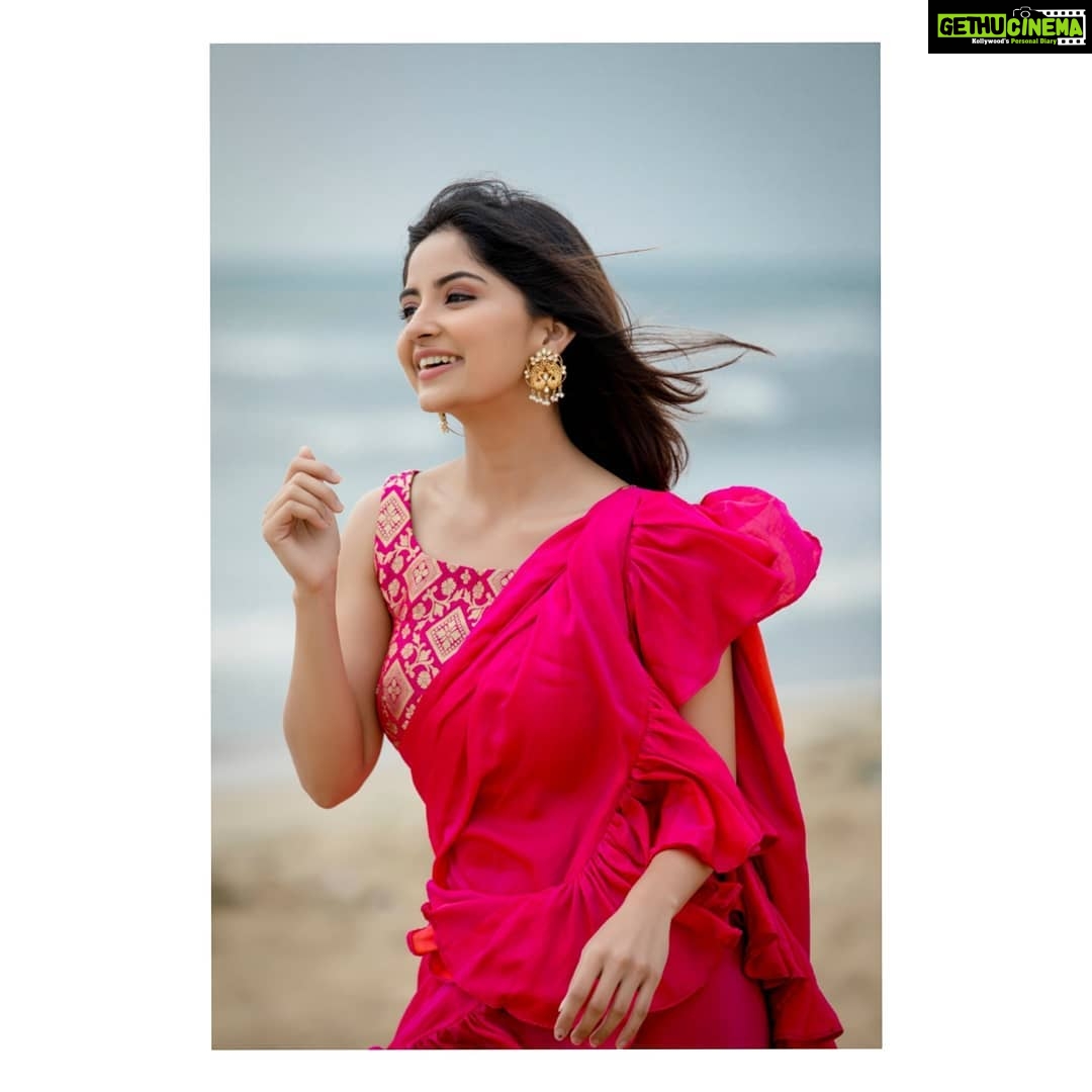 Kashmira Pardesi Instagram - Spirit of the Sun! Will of the Wind 🌀 PC @kiransaphotography HMU @makeupbywanshazia OUTFIT @anjushankarofficial JEWELRY @pradejewels #indianlook #indian #simpleisbest #simplethings #smile #indian #eyes #indianlook #traditional #kashmiraofficial #mondaymotivation #monday #chennai #indiancinema #cinema #friday #fridayvibes #kollywood #tamil #tamilcinema