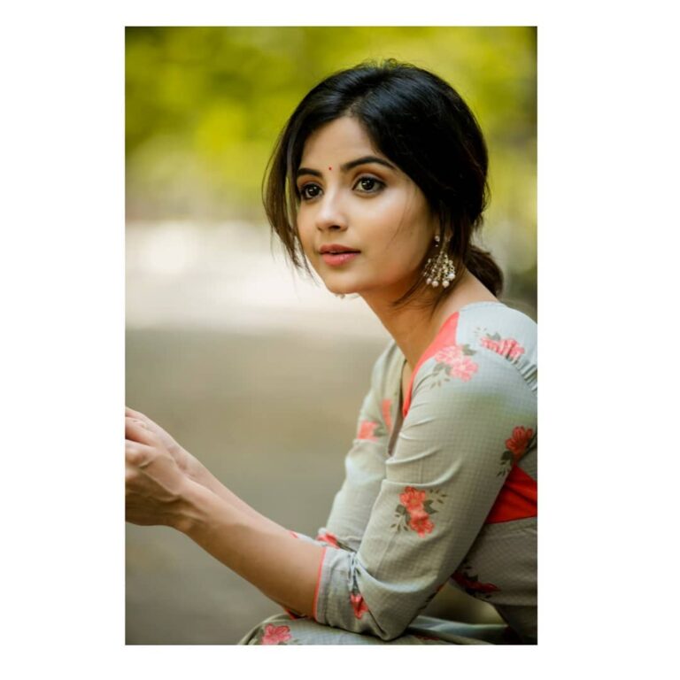 Kashmira Pardesi Instagram - She wore a smile like a loaded gun - Atticus PC @kiransaphotography HMU @makeupbywanshazia OUTFIT @theanarkalishop_official JEWELRY @pradejewels #simple #simpleisbest #simplethings #smile #indian #eyes #indianlook #traditional #kashmiraofficial #thursday #thursdaymotivation #chennai #indiancinema #cinema
