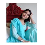 Kashmira Pardesi Instagram - Don't be Eye Candy, Be Soul Food !! 💙 #allsmiles #blue #smilegoesmiles #soulfood #simpleisgood #minimalism #actor #kashmiraofficial