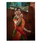 Kashmira Pardesi Instagram - The last one from this series ❣️ These are the pictures of a Thumri with 'Ched Chad Bhav' or Playfulness to it that I attempted with the help of @ruchadance and suggested by @devika.panse ( For some Breathtaking performances tab on their work ) PC : @kalyaam_ and @ashwin_harke #indianclassical #kathakdance #kathak #loveforclassicaldance #indian #expression #eleganceisanattitude #elegance #saree #flowers #dance #sunday #keepgoing #morelife