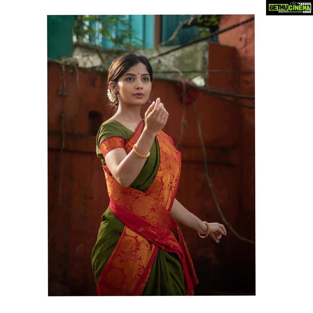 Kashmira Pardesi Instagram - The last one from this series ❣️ These are the pictures of a Thumri with 'Ched Chad Bhav' or Playfulness to it that I attempted with the help of @ruchadance and suggested by @devika.panse ( For some Breathtaking performances tab on their work ) PC : @kalyaam_ and @ashwin_harke #indianclassical #kathakdance #kathak #loveforclassicaldance #indian #expression #eleganceisanattitude #elegance #saree #flowers #dance #sunday #keepgoing #morelife