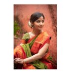 Kashmira Pardesi Instagram - These are the pictures of a Thumri with 'Ched Chad Bhav' or Playfulness to it that I attempted with the help of @ruchadance and suggested by @devika.panse ( For some Breathtaking performances tab on their work ) PC : @kalyaam_ and @ashwin_harke #indianclassical #kathakdance #kathak #loveforclassicaldance #indian #expression #eleganceisanattitude #elegance #saree #flowers #saturday #saturdayvibes #keepgoing #morelife