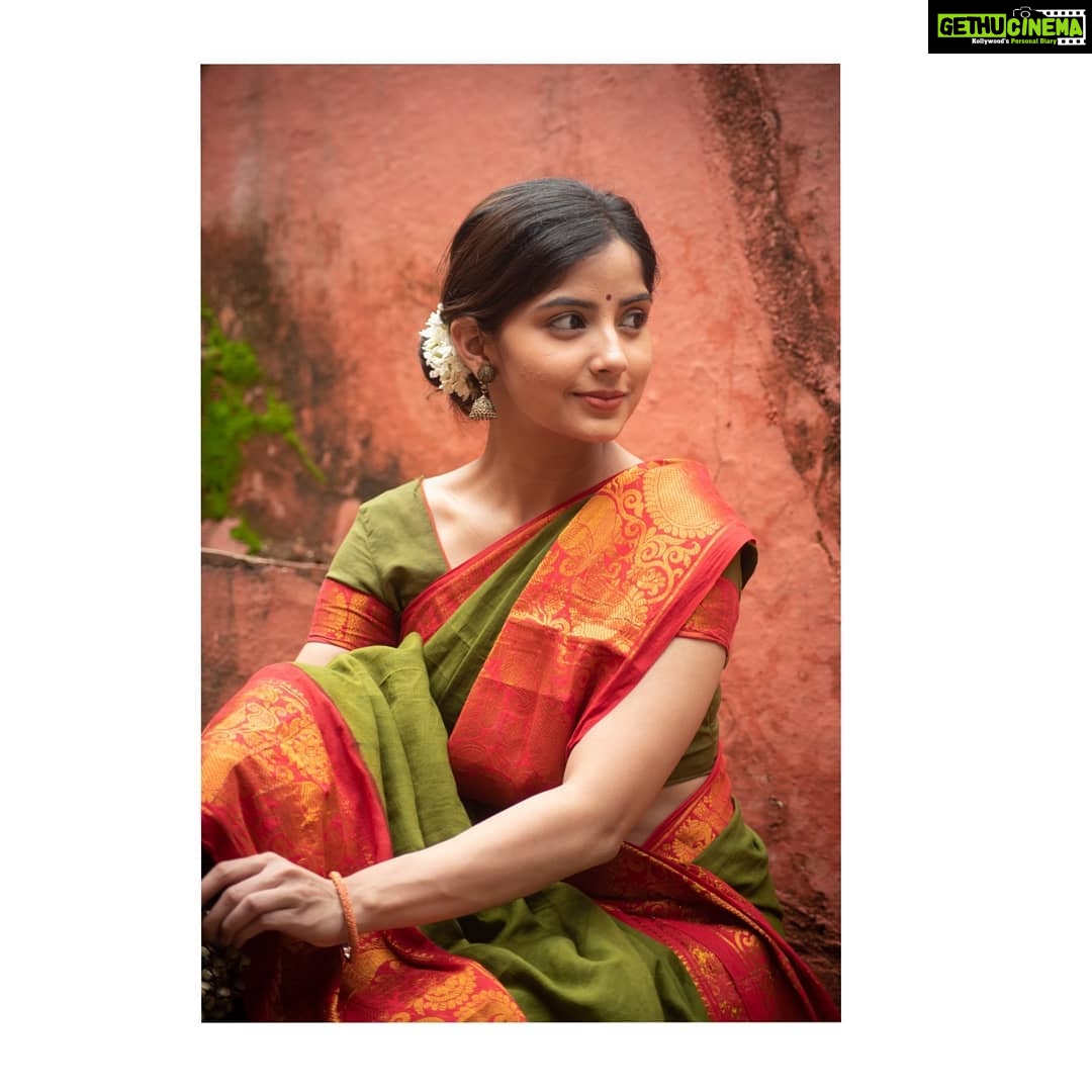 Kashmira Pardesi Instagram - These are the pictures of a Thumri with 'Ched Chad Bhav' or Playfulness to it that I attempted with the help of @ruchadance and suggested by @devika.panse ( For some Breathtaking performances tab on their work ) PC : @kalyaam_ and @ashwin_harke #indianclassical #kathakdance #kathak #loveforclassicaldance #indian #expression #eleganceisanattitude #elegance #saree #flowers #saturday #saturdayvibes #keepgoing #morelife