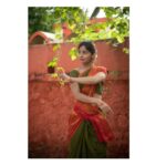 Kashmira Pardesi Instagram - Few days back I decided to take up Kathak again. I've always loved the dance form as I had started to train for it since the Age of 6. And I hope, soon I'm good enough to show it to you guys! Meanwhile, These are the pictures of a Thumri with 'Ched Chad Bhav' or Playfulness to it that I attempted with the help of @ruchadance and suggested by @devika.panse ( For some Breathtaking performances tab on their work. If their performances are happening anytime soon, you shouldn't miss it ) PC : @kalyaam_ and @ashwin_harke #indianclassical #kathakdance #kathak #loveforclassicaldance #indian #expression #eleganceisanattitude #elegance #saree #flowers #saturday #saturdayvibes #keepgoing #morelife