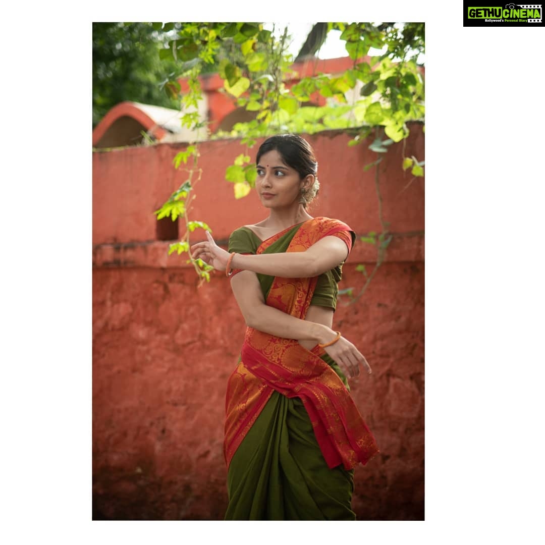 Kashmira Pardesi Instagram - Few days back I decided to take up Kathak again. I've always loved the dance form as I had started to train for it since the Age of 6. And I hope, soon I'm good enough to show it to you guys! Meanwhile, These are the pictures of a Thumri with 'Ched Chad Bhav' or Playfulness to it that I attempted with the help of @ruchadance and suggested by @devika.panse ( For some Breathtaking performances tab on their work. If their performances are happening anytime soon, you shouldn't miss it ) PC : @kalyaam_ and @ashwin_harke #indianclassical #kathakdance #kathak #loveforclassicaldance #indian #expression #eleganceisanattitude #elegance #saree #flowers #saturday #saturdayvibes #keepgoing #morelife