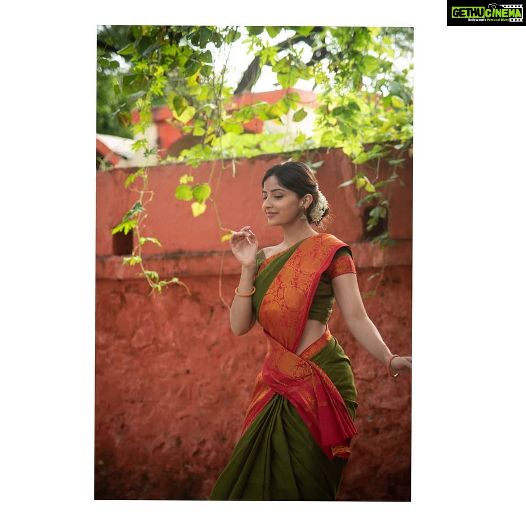 Kashmira Pardesi Instagram - Few days back I decided to take up Kathak again. I've always loved the dance form as I had started to train for it since the Age of 6. And I hope, soon I'm good enough to show it to you guys! Meanwhile, These are the pictures of a Thumri with 'Ched Chad Bhav' or Playfulness to it that I attempted with the help of @ruchadance and suggested by @devika.panse ( For some Breathtaking performances tab on their work. If their performances are happening anytime soon, you shouldn't miss it ) PC : @kalyaam_ and @ashwin_harke #indianclassical #kathakdance #kathak #loveforclassicaldance #indian #expression #eleganceisanattitude #elegance #saree #flowers #saturday #saturdayvibes #keepgoing #morelife