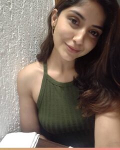 Kashmira Pardesi Instagram - Slide & Smile. It's a reminder! #smilegoesmiles #feelinggood #goodvibesonly #friday #fridayvibes #friyay #kashmiraofficial