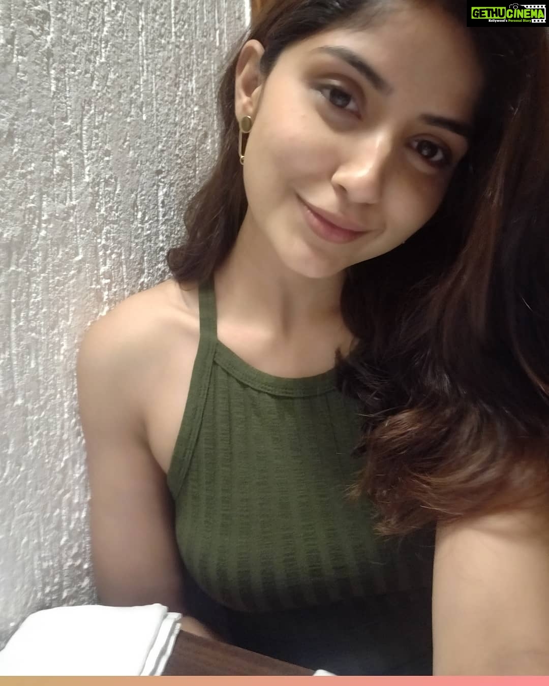 Kashmira Pardesi Instagram - Slide & Smile. It's a reminder! #smilegoesmiles #feelinggood #goodvibesonly #friday #fridayvibes #friyay #kashmiraofficial