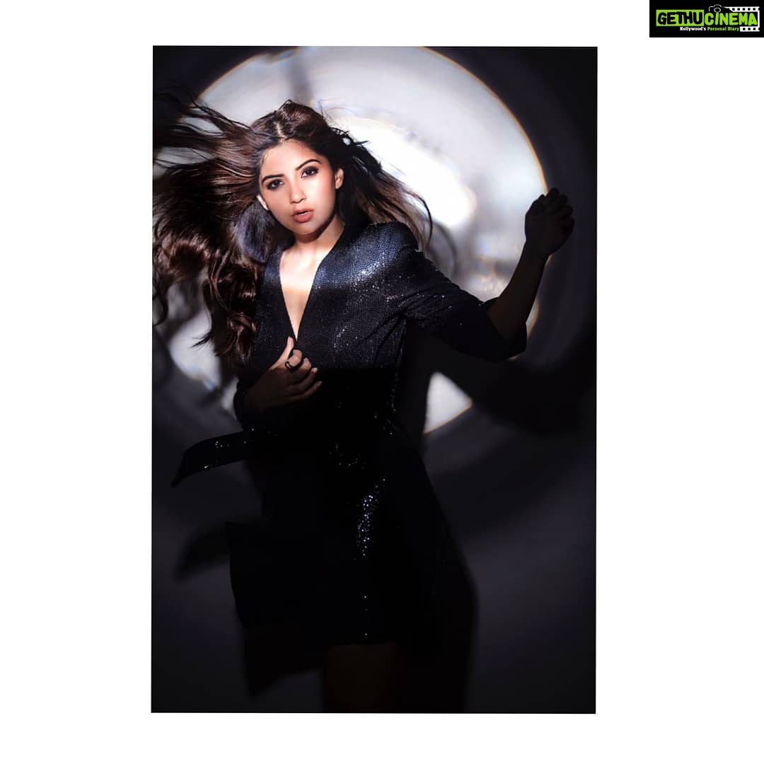 Kashmira Pardesi Instagram - Can't control the wind? Let's direct the sails! 📷 @tejasnerurkarr Styled by: #guesswhodidit Make up : @makeupandhairbyshruti Hair : @aqshataa.mani #helloweekend #kashmiraofficial #goodvibes #fridayfeels #weekendvibes #goodfeels #heisthere #always