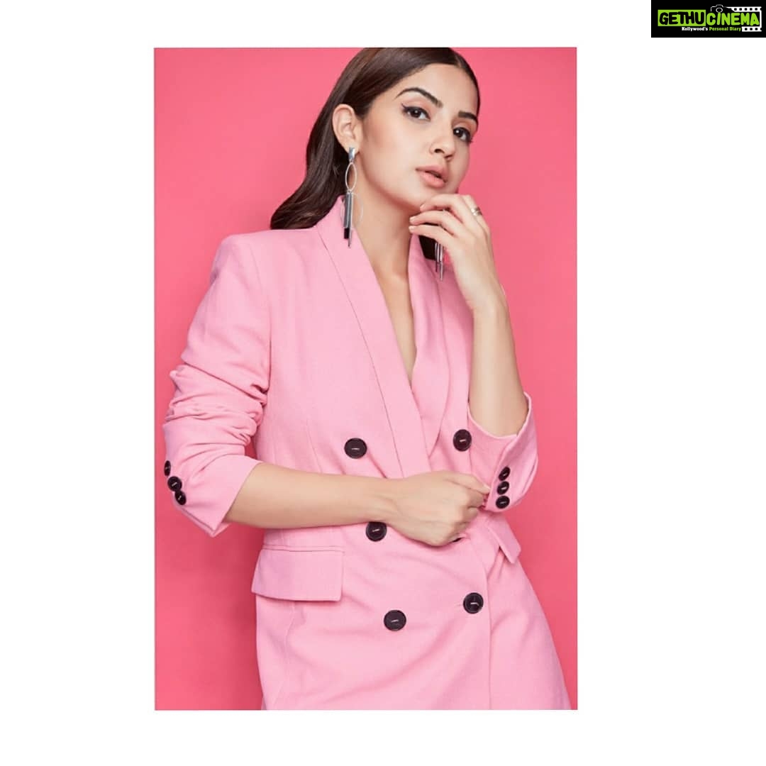 Kashmira Pardesi Instagram - 📷 @tejasnerurkarr Styled by: #guesswhodidit Make up : @makeupandhairbyshruti Hair : @aqshataa.mani #getupshowup #kashmiraofficial #goodfeels #heisthere #always #waitformore #wednesday #midweekmotivation