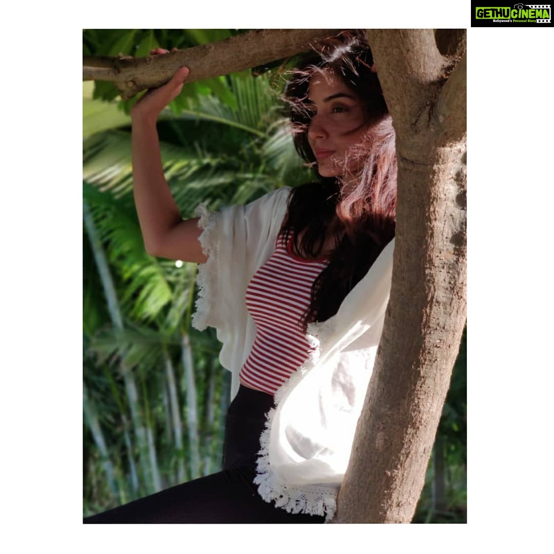 Kashmira Pardesi Instagram - So many moments and pictures to share from this Bright sunny day and a shiny Stary night! # Let's go back!! @meghana_jadhav . . . 📸 thankiee @ravijadhavofficial for the whole series coming up!🌻 #brightsunnyday☀️ #blueskiesandsunshine #throwbackthursday