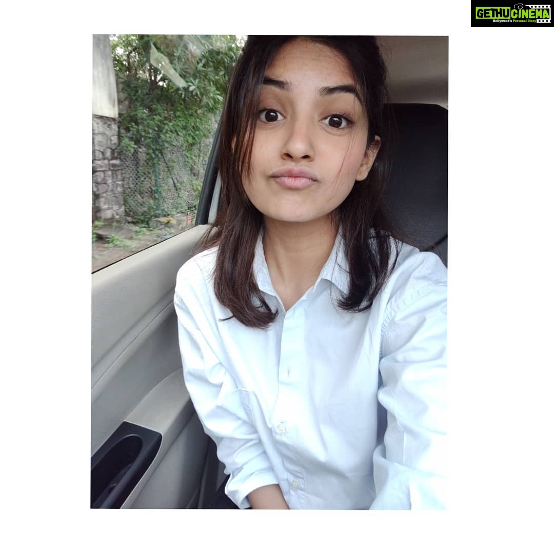 Kashmira Pardesi Instagram - Leave your sorrow on the table. Pick up your worries and throw them out the window. Let's go!! #sundayfunday #sunday #kashmiraofficial #backon