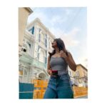 Kashmira Pardesi Instagram – Around 💫 
#dayaroundthecity #throwback #beautifulday #goodtimes #goodvibes #heisthere #midweekbluesbuster #wanderer
