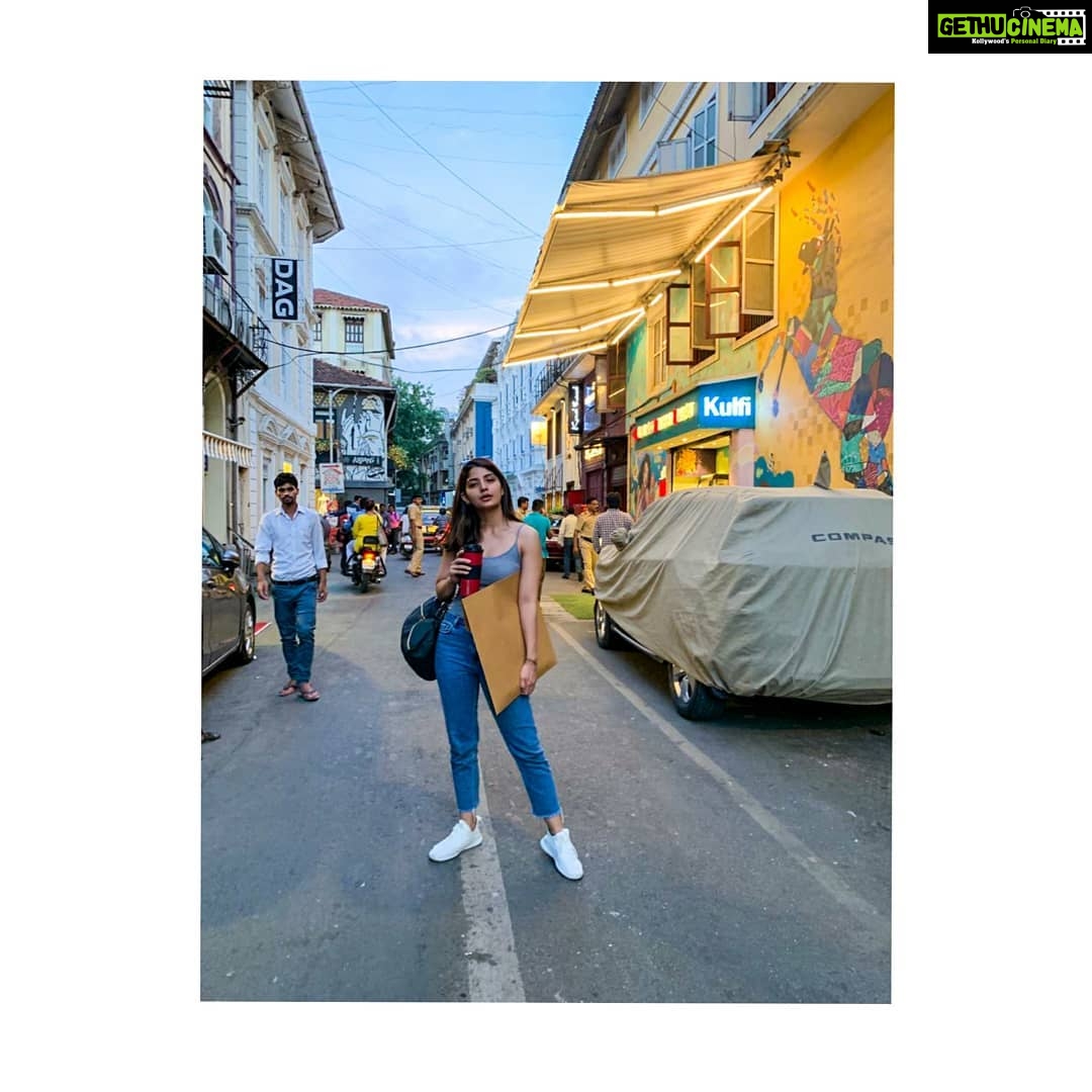 Kashmira Pardesi Instagram - Art studios, Typography and Brown paper packaging tied up with strings these are a few of my favourite things! 🎵 #mondaykickstart #mondaymotivation #daydreamartprints #art #streets #design