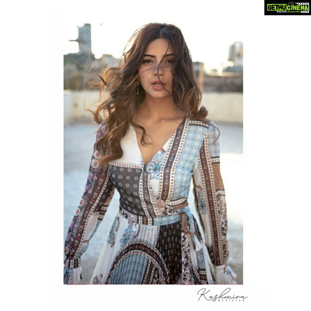 Kashmira Pardesi Instagram - Life loves the liver of it! - Maya Angelou 📷 @tejasnerurkarr Styled by: #guesswhodidit Make up : @makeupandhairbyshruti Hair : @aqshataa.mani #lovethisone #herewegoagain #kashmiraofficial #goodvibes #goodfeels #heisthere #always #gotstoloveit #waitformore