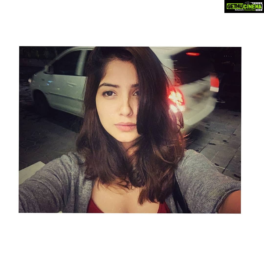 Kashmira Pardesi Instagram - Adjusting focus. #Loveforbblurrypictures #whenlifegetsblurryadjustyourfocus #lovingtherains #wednesday #redinmyframe #around