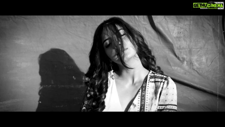 Kashmira Pardesi Instagram - As you guys loved my yesterday's post. Here is something special for you!! Traveling in slow-motion In between shots with @tejasnerurkarr Styled by: #guesswhodidit Make up : @makeupandhairbyshruti Hair : @aqshataa.mani #sunday #sundayvibes #goodmorning #goodfeels #heisthere #goodlife #kashmiraofficial #kashmirapardeshi