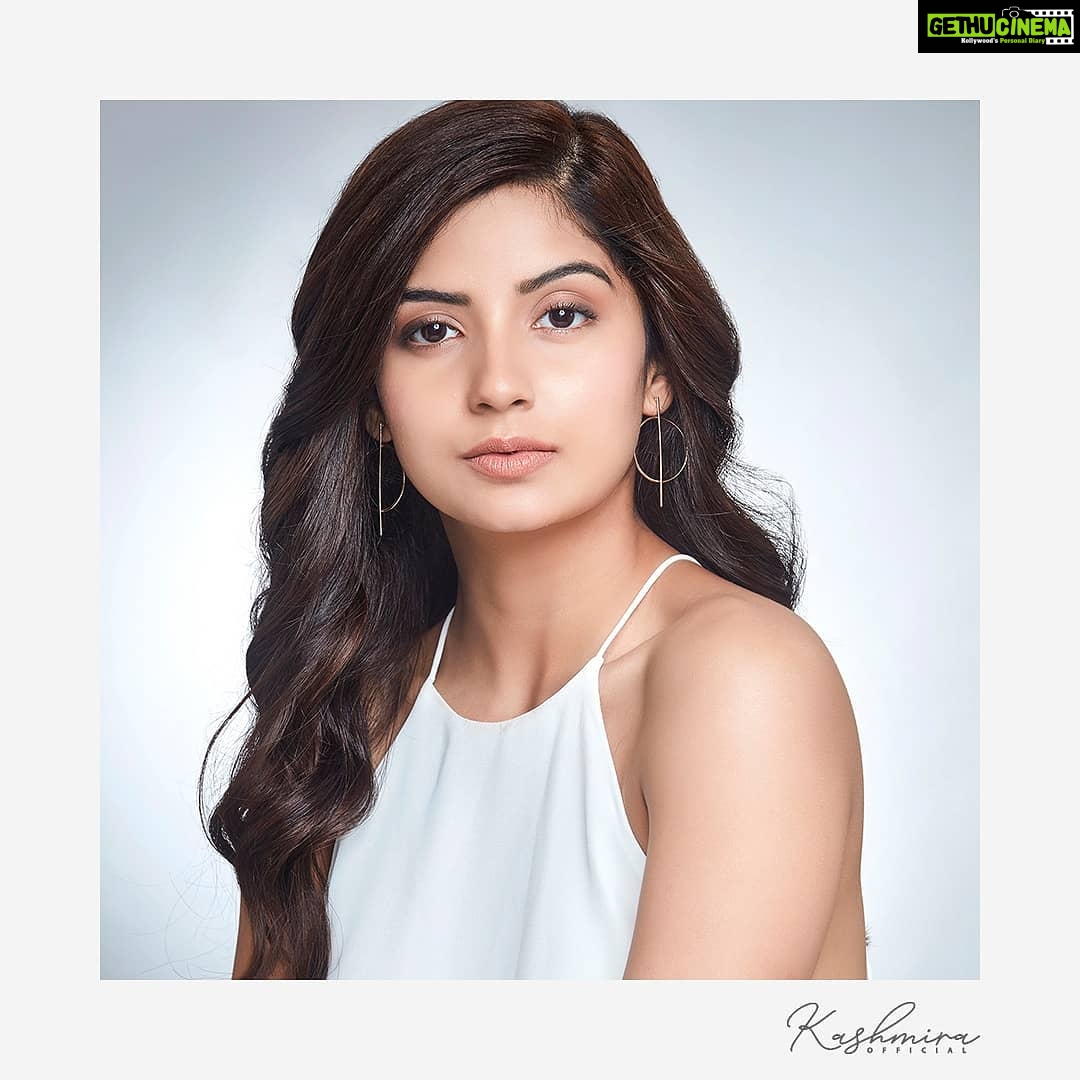 Kashmira Pardesi Instagram - It's a Monday post! 🌻 GRATEFUL & DETERMINED ✨✨ 📷 : @tejasnerurkarr Styled by: #guesswhodidit Make up : @makeupandhairbyshruti Hair : @aqshataa.mani #haveagreatweek #mondayfeels #monday #goodvibesonly #heisthere #gritandgrace #kashmiraofficial