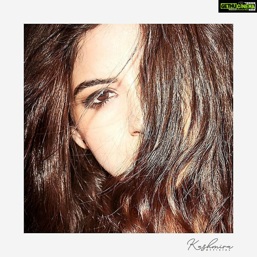 Kashmira Pardesi Instagram - Like a Wildflower She blooms, In tough weather, in tough times. 📷 : @tejasnerurkarr Styled by: #guesswhodidit Make up : @makeupandhairbyshruti Hair : @aqshataa.mani #gritandgrace #kashmiraofficial #goodvibes #goodfeels #heisthere #gotstoloveit #waitformore #tuesday