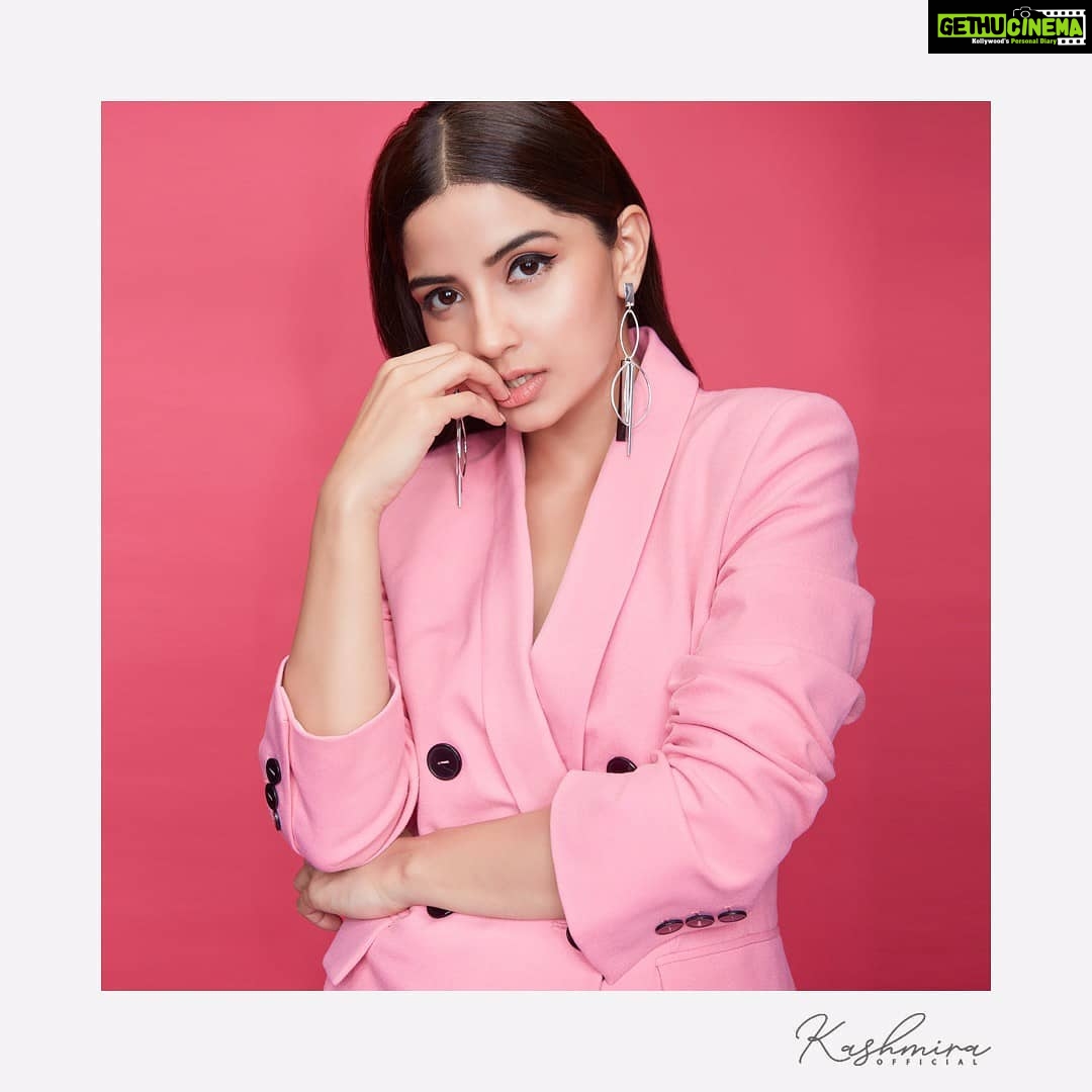 Kashmira Pardesi Instagram - G R I T & G R A C E 🌸 📷 : @tejasnerurkarr Styled by: #guesswhodidit Make up : @makeupandhairbyshruti Hair : @aqshataa.mani #gritandgrace #kashmiraofficial #goodvibes #goodfeels #heisthere #gotstoloveit #waitformore #tuesday