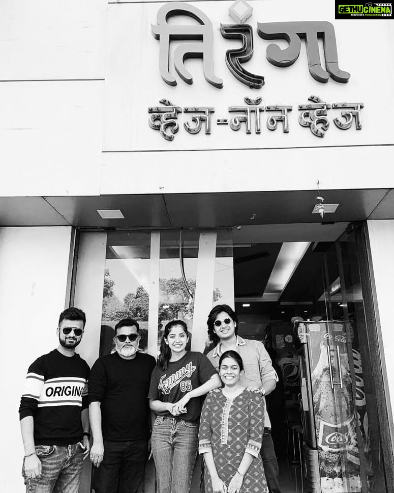 Kashmira Pardesi Instagram - #Rampaat gang at #Tiranga in Pune!! Thankyou @smitadmane! Long love Tiranga Kheema& Biryani!! 😋 Thankyou to the ultimate food lovers @ravijadhavofficial @prajakta_chavarkar @abhinay3