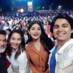 Kashmira Pardesi Instagram - Catch the Rampaat team at Chala Hawa Yeu Dya very sooon!! Thank you @zeemarathiofficial and the CHYD team - for a memorable night. @zeestudiosmarathi @zeemarathiofficial @athaanshofficial @ravijadhavofficial @meghana_jadhav @abhinay3 @badrikekushal @mangeshcoolkarni @meashwin Satara
