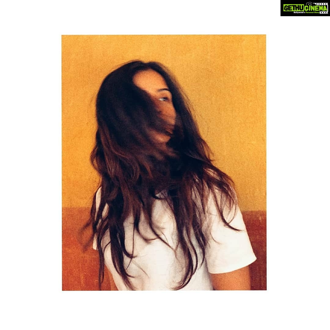 Kashmira Pardesi Instagram - Cause where are you gonna go without some madness and some haze? ⚡🌪️ #somuchyellow #longhairpost #madtimes #goodtimes #heisthere #thursdayvibes #thursday