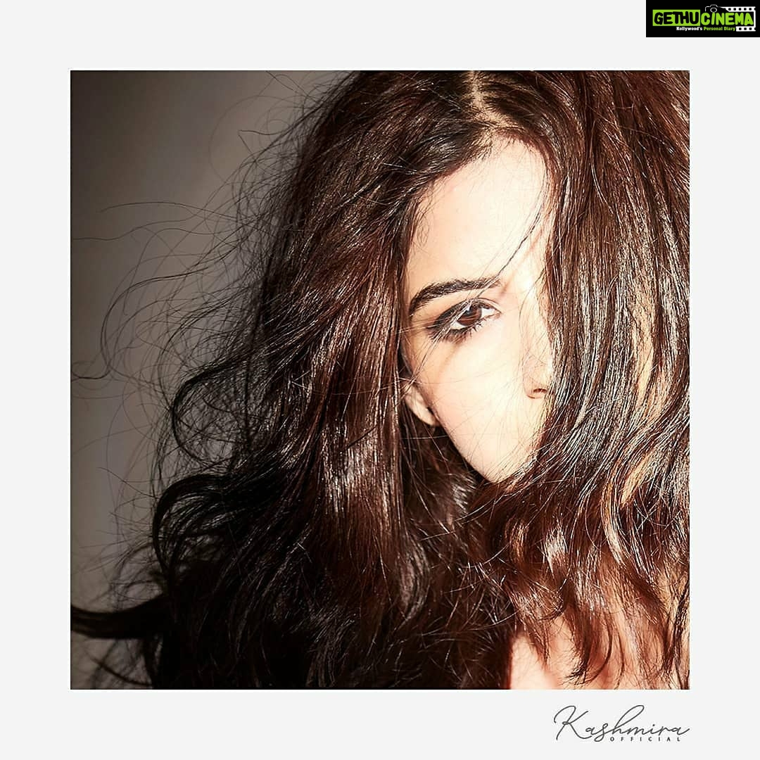 Kashmira Pardesi Instagram - Like a Wildflower She blooms, In tough weather, in tough times. 📷 : @tejasnerurkarr Styled by: #guesswhodidit Make up : @makeupandhairbyshruti Hair : @aqshataa.mani #gritandgrace #kashmiraofficial #goodvibes #goodfeels #heisthere #gotstoloveit #waitformore #tuesday