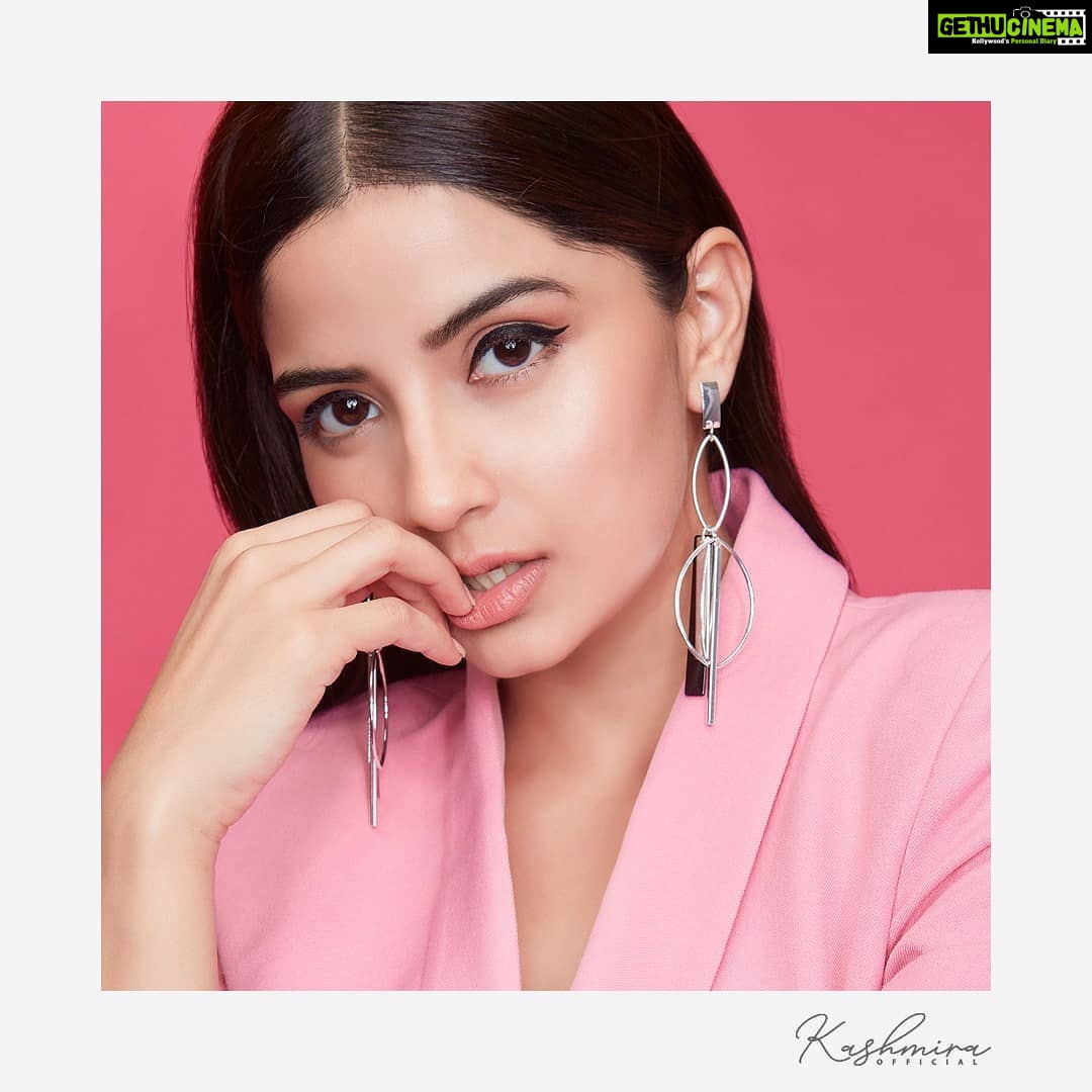 Kashmira Pardesi Instagram - G R I T & G R A C E 🌸 📷 : @tejasnerurkarr Styled by: #guesswhodidit Make up : @makeupandhairbyshruti Hair : @aqshataa.mani #gritandgrace #kashmiraofficial #goodvibes #goodfeels #heisthere #gotstoloveit #waitformore #tuesday