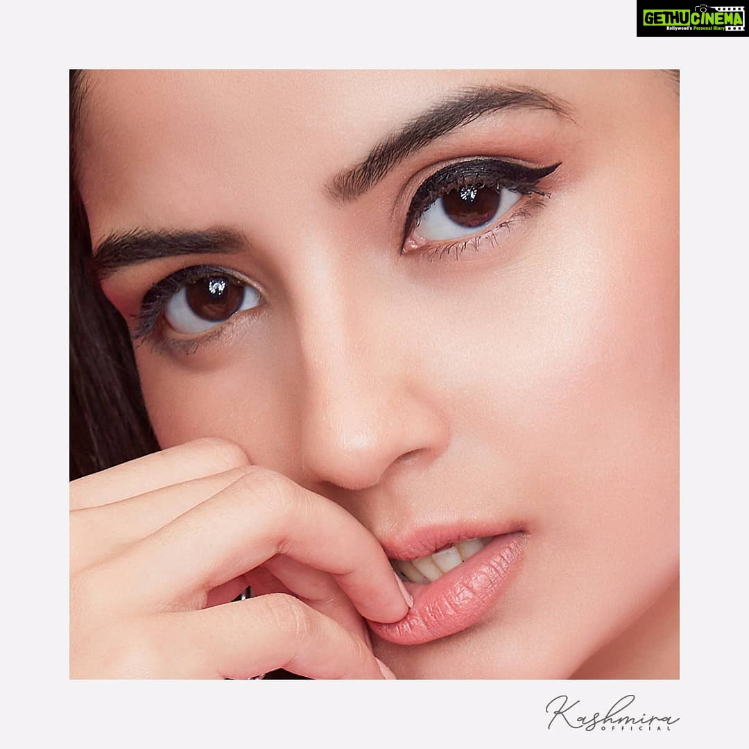 Kashmira Pardesi Instagram - G R I T & G R A C E 🌸 📷 : @tejasnerurkarr Styled by: #guesswhodidit Make up : @makeupandhairbyshruti Hair : @aqshataa.mani #gritandgrace #kashmiraofficial #goodvibes #goodfeels #heisthere #gotstoloveit #waitformore #tuesday