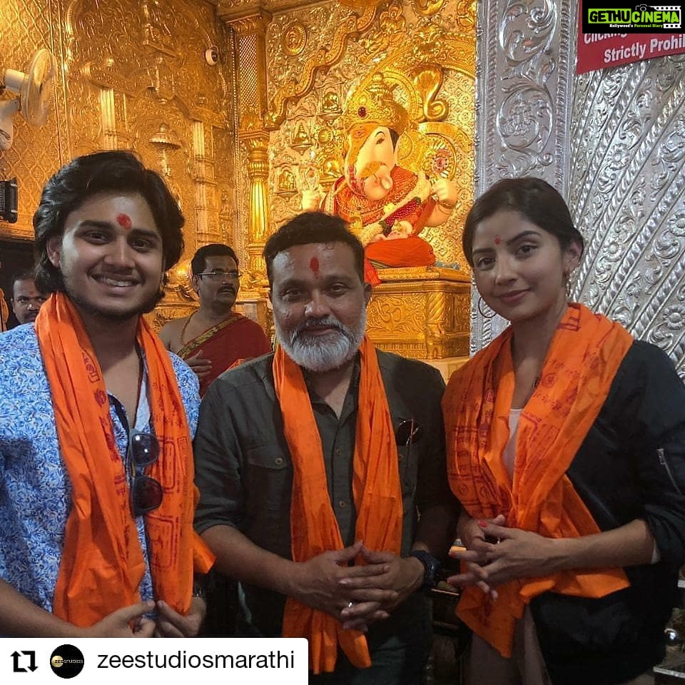 Kashmira Pardesi Instagram - Bappa Morya 🙏 #Repost @zeestudiosmarathi • • • • • • #Repost @zeestudiosmarathi • • • • • • टीम रंपाटचे दगडूशेठ हलवाई गणपती दर्शन ! #Rampaat #17May #zeestudiosmarathi @AthaanshOfficial @ravijadhavofficial @meghana_jadhav @abhinay3 @kashmiraofficial @badrikekushal @prreeyaberde @abhijeetbchvan @zeemusicmarathi @mangeshcoolkarni @meashwin