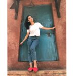 Kashmira Pardesi Instagram – What’s coming is better than what’s gone! Do not miss my fav chappals🧐 #lovethisseries #waitformore