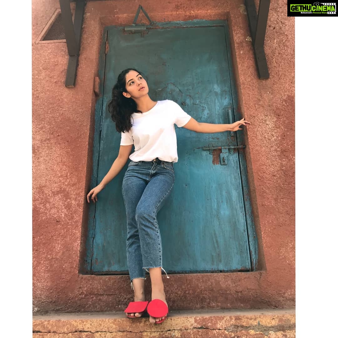 Kashmira Pardesi Instagram - What's coming is better than what's gone! Do not miss my fav chappals🧐 #lovethisseries #waitformore