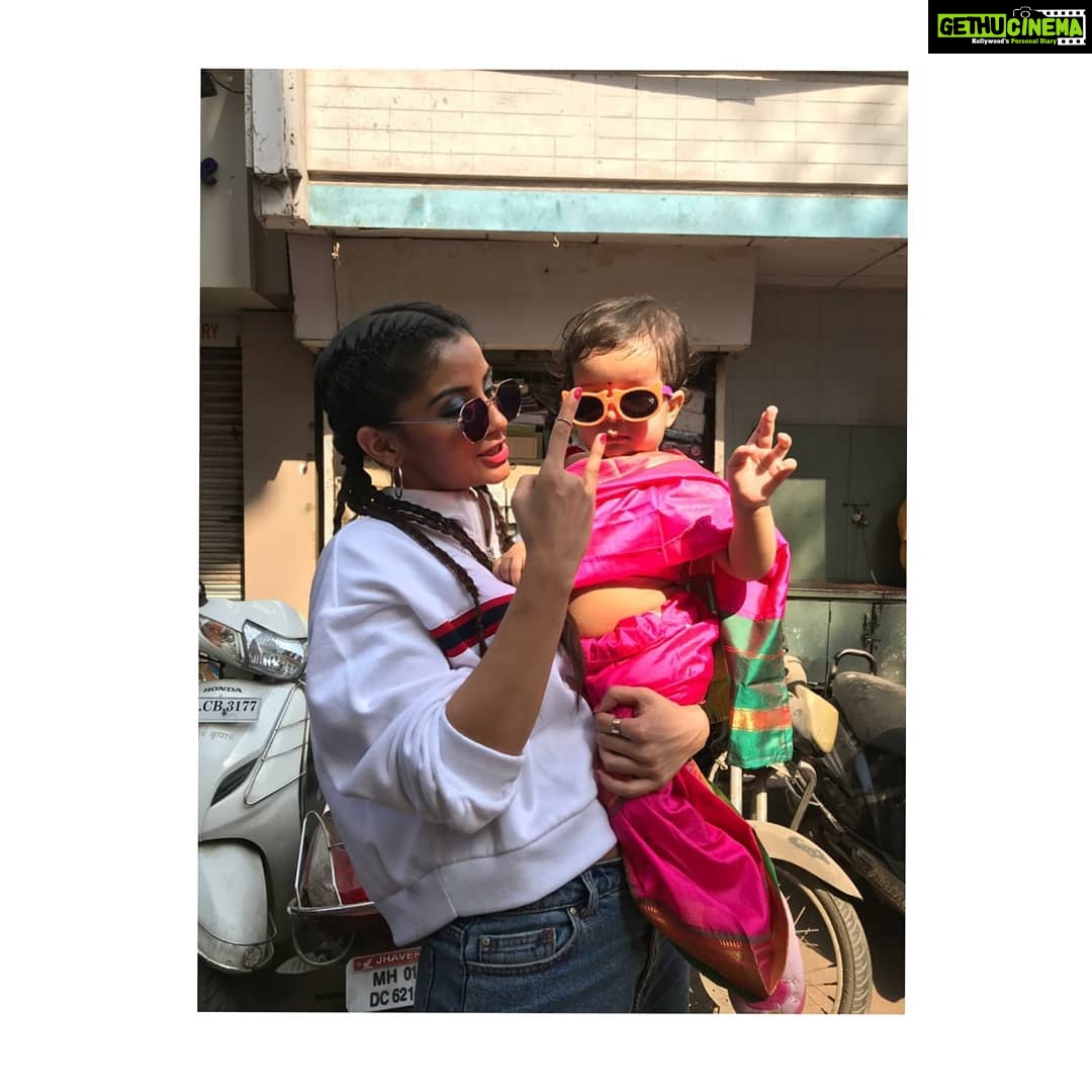 Kashmira Pardesi Instagram - Tradition + Trend are in vogue this season!! The #Rampaat fever is catching up yo! Where you at!? PC : @ravijadhavofficial✨ @zeestudiosmarathi @meghana_jadhav @abhinay3 #rampaatrapshoot #girgaon #girgaonshobhayatra #littlecoolcat #Rampaat #17May