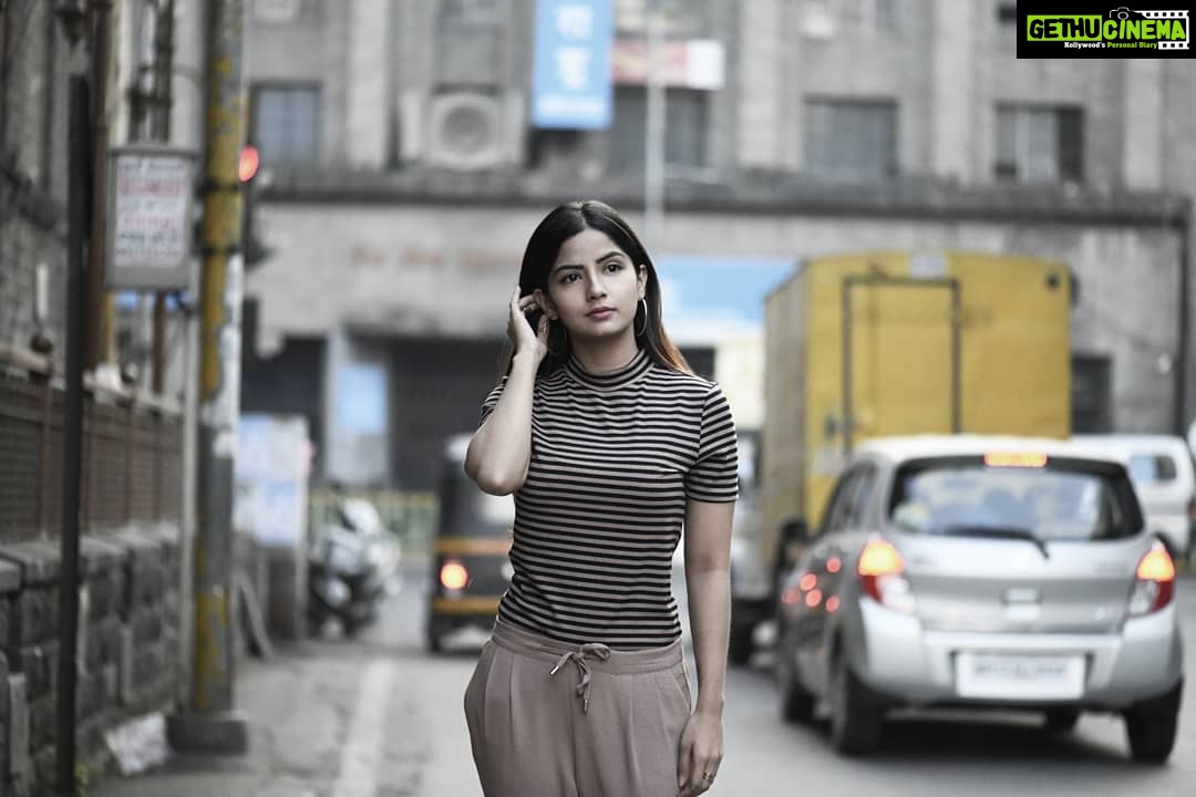 Kashmira Pardesi Instagram - सिटीत जाउन येते! Regardless of what qualifies as a city, here in Pune we have our own concept of "City". Before we had the luxury of Shopping Malls - Birthday shopping at Pinakin - Diwali at Chitale - Wedding shopping at Sharmili & School essentials at Ramesh Dyeing. All the major events in the year brought us to Laxmi road/ Bajirao road or "City" Where you'd see all the ladies at their highest level of excitement, children mostly whining because the shopping just wouldn't end and the men pacing outside the store running out of patience. The shopping would be followed with a meal at Agathya which made all happy as finally everyone got a place to SIT! After the food, the thought of walking back to the scooter would be quite painful for the kids and so the Kaware Ice cream was just the right distraction on way and the perfect dessert. PC @atharvkh2000 #AgirlfromPune #simpletimes #simplethings #Pune #charmofpune #thursdaythoughts #takingyouback #oldtimes #dontforgetyourroots #kashmiraofficial