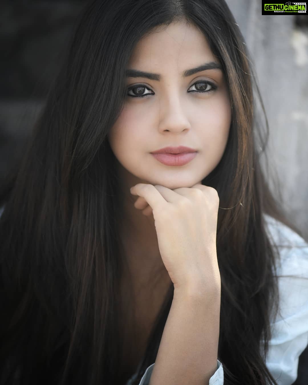 Kashmira Pardesi Instagram - To the Stargazers Keep your chin up little stargazer, At worlds above our own, You are small but you are stardust and that's worth more than you've known, For every sun and solar flare is made up just like you, And if they are cause of wonder then I promise you are too. Simply inspiring ~e.h PC: @atharvkh2000 Getting better day by day! #thursdaythoughts #thursday #poetry #wordsthatinspire #onlybeliebersknow