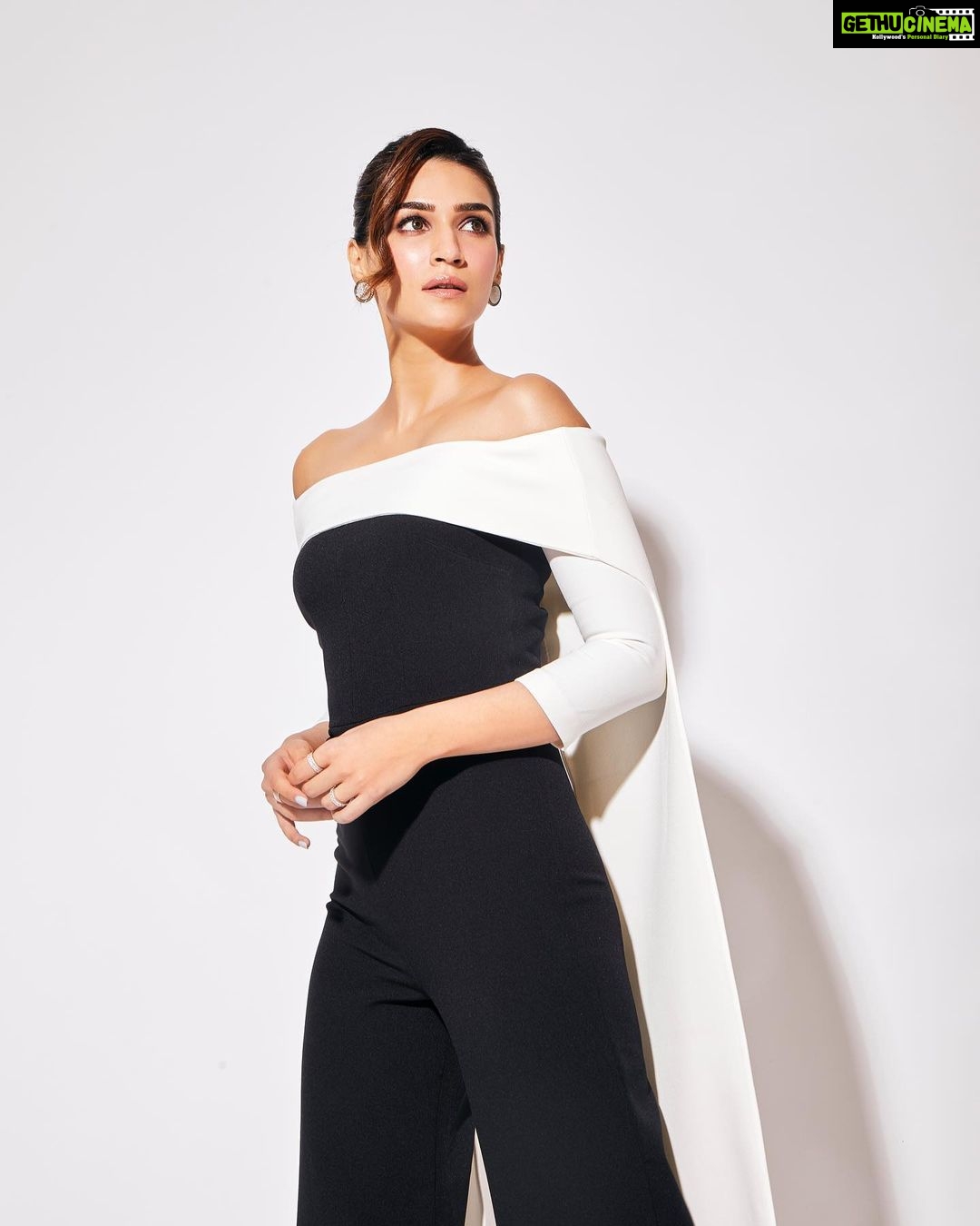 Kriti Sanon Instagram - Black and white make moments together.. 🖤🤍 And classy attires too! 😉