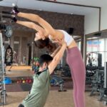 Kriti Sanon Instagram - Nothin like a good back stretch… 🫠 Tribing my way up 😉 @thetribeindia @karansawhney11