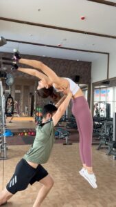 Kriti Sanon Instagram - Nothin like a good back stretch… 🫠 Tribing my way up 😉 @thetribeindia @karansawhney11