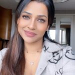 Leesha Instagram - Love panna pannuveenglaa🙈 #reelitfeelit Spread love & peace 💋💋 #reel #viral #trend #trendingreels #fy #leesha #leeshaeclairs #tamil #love #instagood #instadaily #postoftheday #beyou #kind #peace