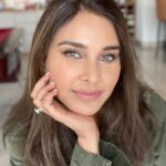 Lisa Ray Instagram - You ever come across a woman that leaves you thinking "wow, women 😍"? That was us when our founder got to meet actress and author @lisaraniray. Being the multiracial child of an Indian man and a Polish woman, Lisa struggled with her identity her entire life. As a deeper dive into her memoir Close to the Bone, Lisa told our founder about her experience as a mother, her time spent working on movie sets, her fight with cancer, and so much more. Lisa emphasises the hidden strengths that all women possess and we enjoy nothing more than getting to know the strong faces of women who enjoy Brulée Beauty 🤎
