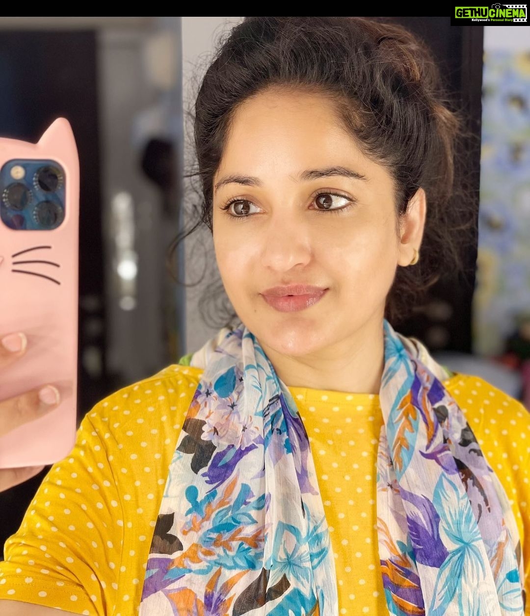 Madhavi Latha Instagram - Nannu makeup lekunda chusi gunde aaagi chachiporu anta ivala manchi roju chachipothe direct ga swarganiki veltaru…. Ala gunde aaagi chachipoyevallaki no makeup photo…. Happy Tholi eekadasi … poyevallaki swargam prapthirasthu na valle aaa searga dwaram open avuddi vellndii