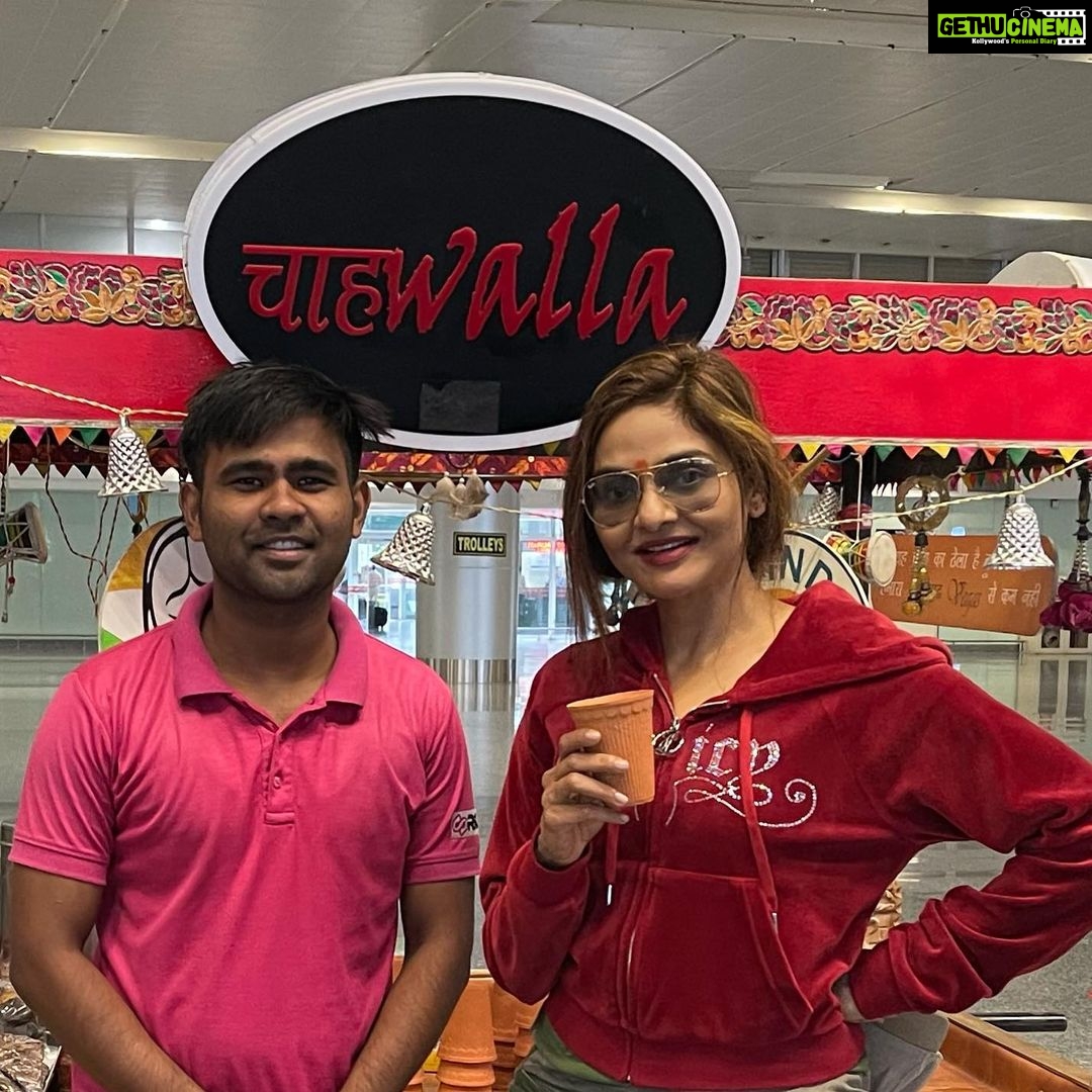 Madhoo Instagram - Anddddd thatsss the start of my trip . My favourite chai in kulhad wah bhai wah 🧡🧡🧡