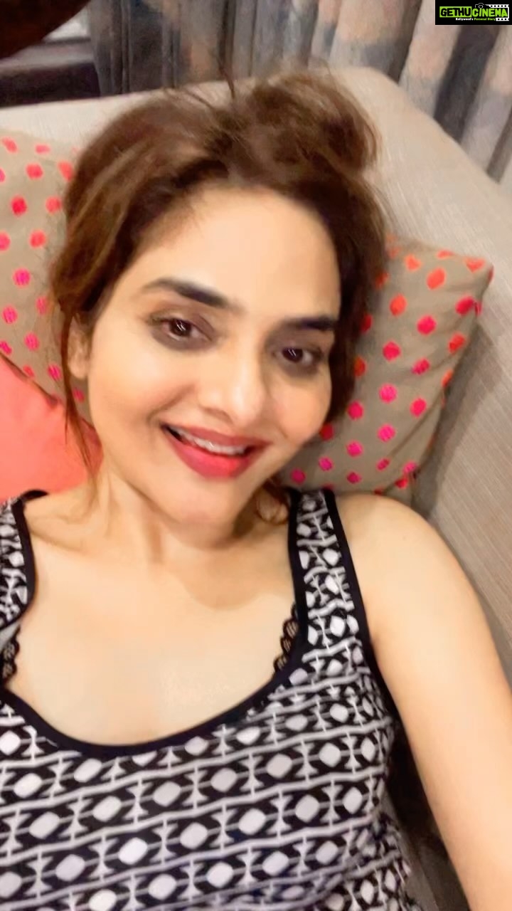 Madhoo Instagram - #sunday #selfentertainment 💄