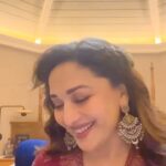 Madhuri Dixit Instagram - A little retro jam 🎵❤️ #Throwback #ThrowbackThursday #Reels #TrendingReels #ReelItFeelIt