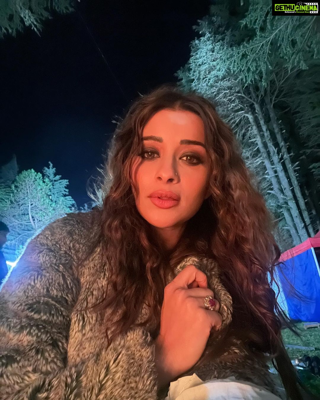 Madhuurima Instagram - Starry nights , windy blows , golden glow and a sweet thoughtful face 😍😍 #nightshoot